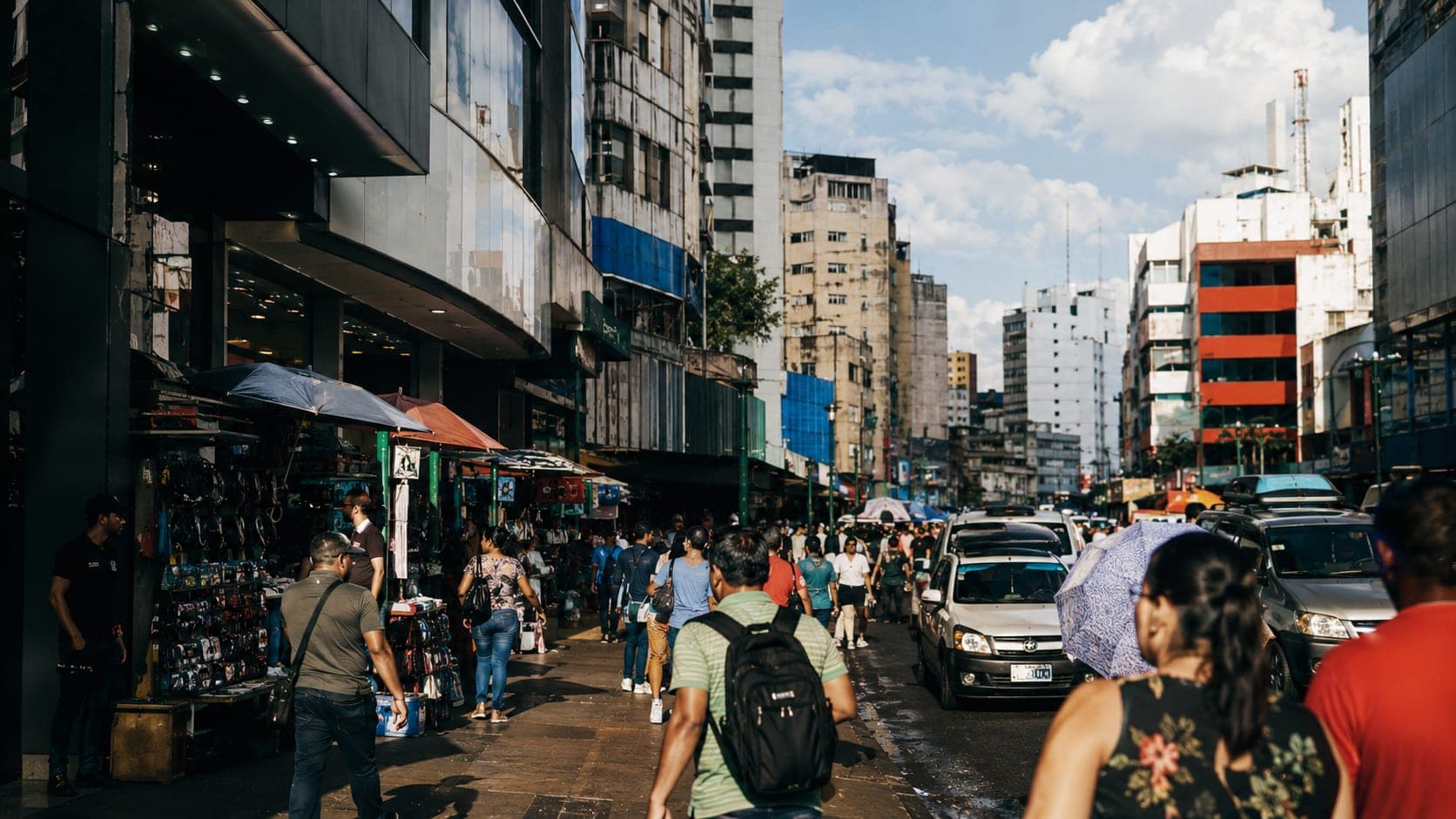 Rua comercial no Brasil, próxima à fronteira
