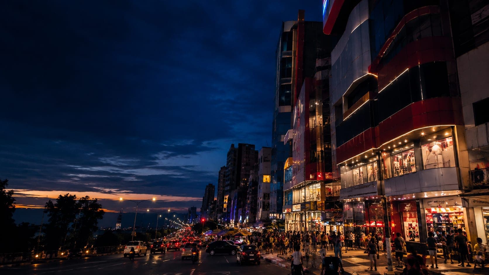 Comércio iluminado ao entardecer em Ciudad del Este